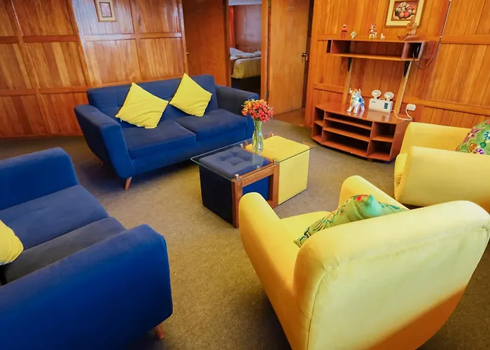 Beautiful, Spacious & Cozy House Located In The Heart Of